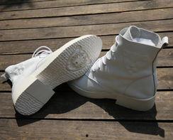 复古国产小白鞋美女视频