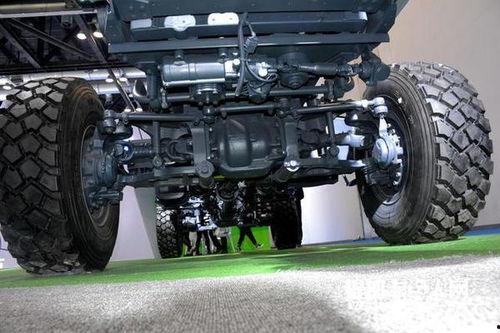 国产越野底盘牵引车视频,驰骋疆场，力挽狂澜的钢铁巨兽